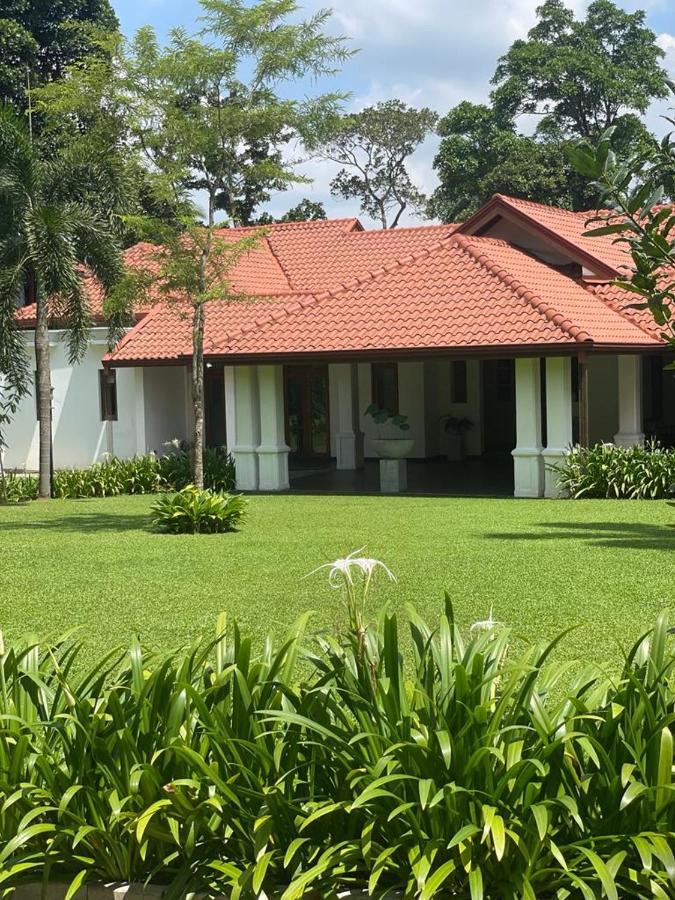 Villa Crystals Malabe Bagian luar foto
