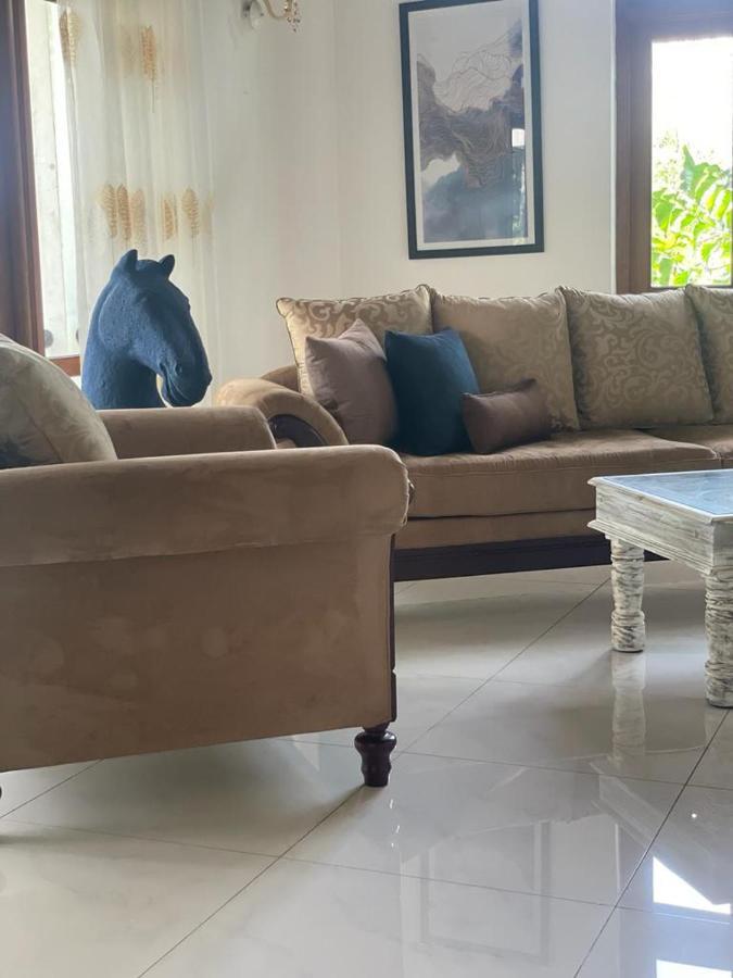 Villa Crystals Malabe Bagian luar foto