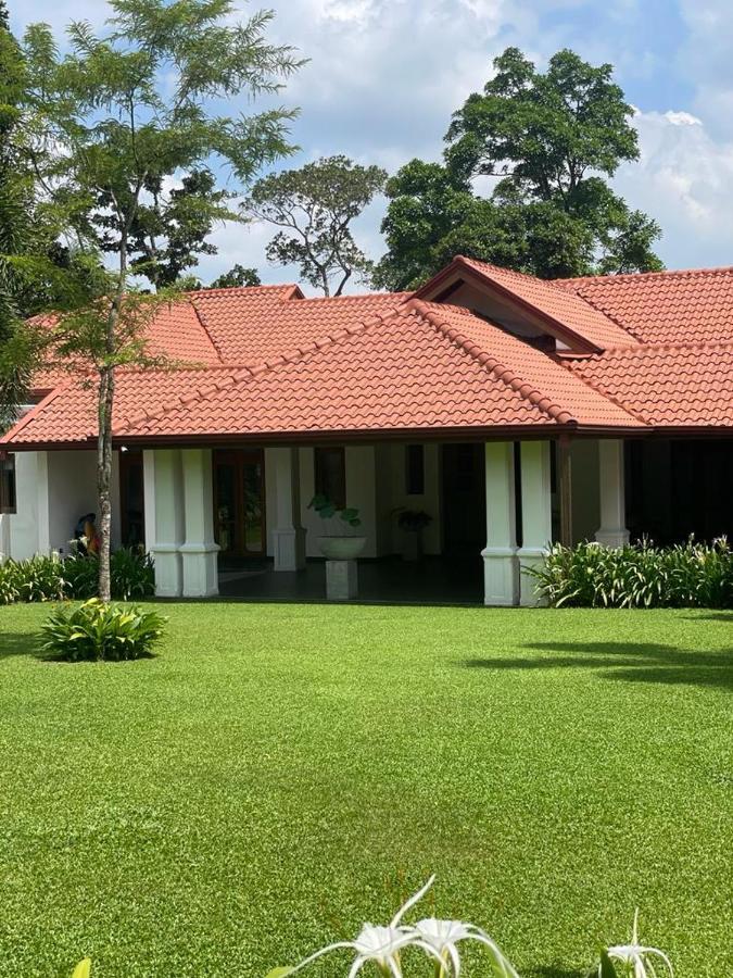Villa Crystals Malabe Bagian luar foto