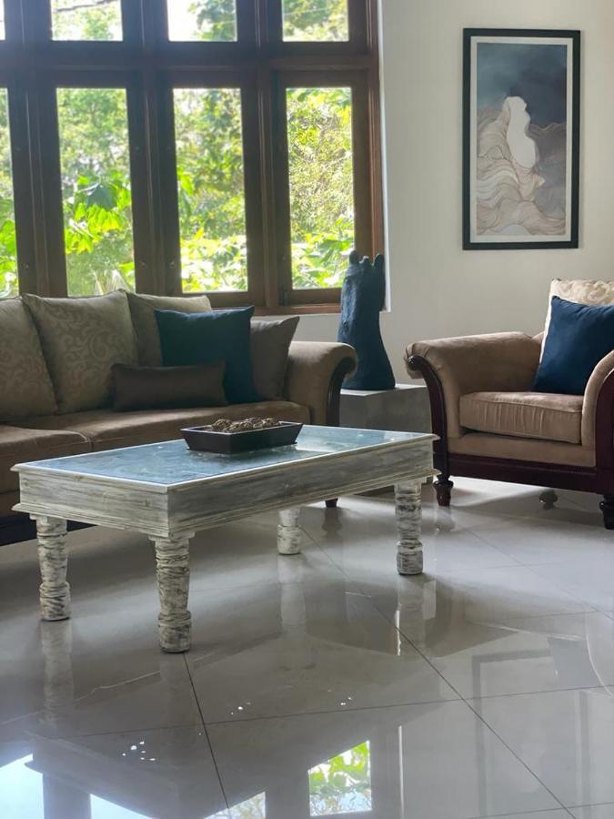 Villa Crystals Malabe Bagian luar foto